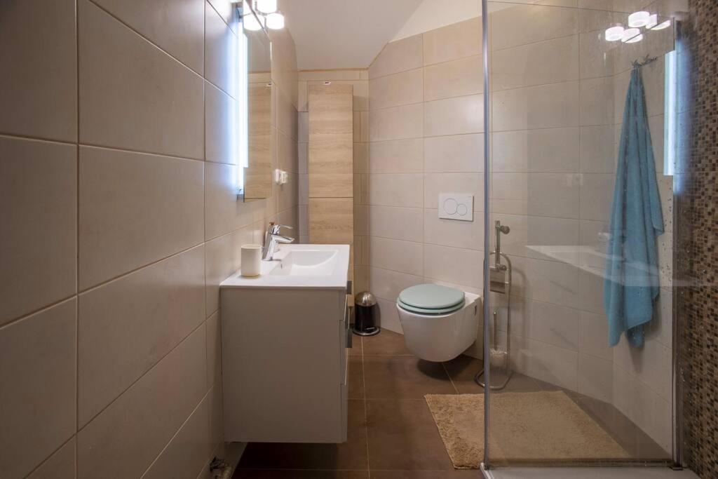 7 Bedroom Secluded Villa Close To Prague Říčany Dış mekan fotoğraf